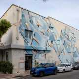 Mentre un murale dipinto sulla parete di destra raffigura una pellicola colorata che si snoda sul muro